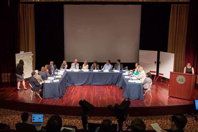 Membres d’un comité qui partagent leurs idées lors d’une séance de brainstorming au National Archives.