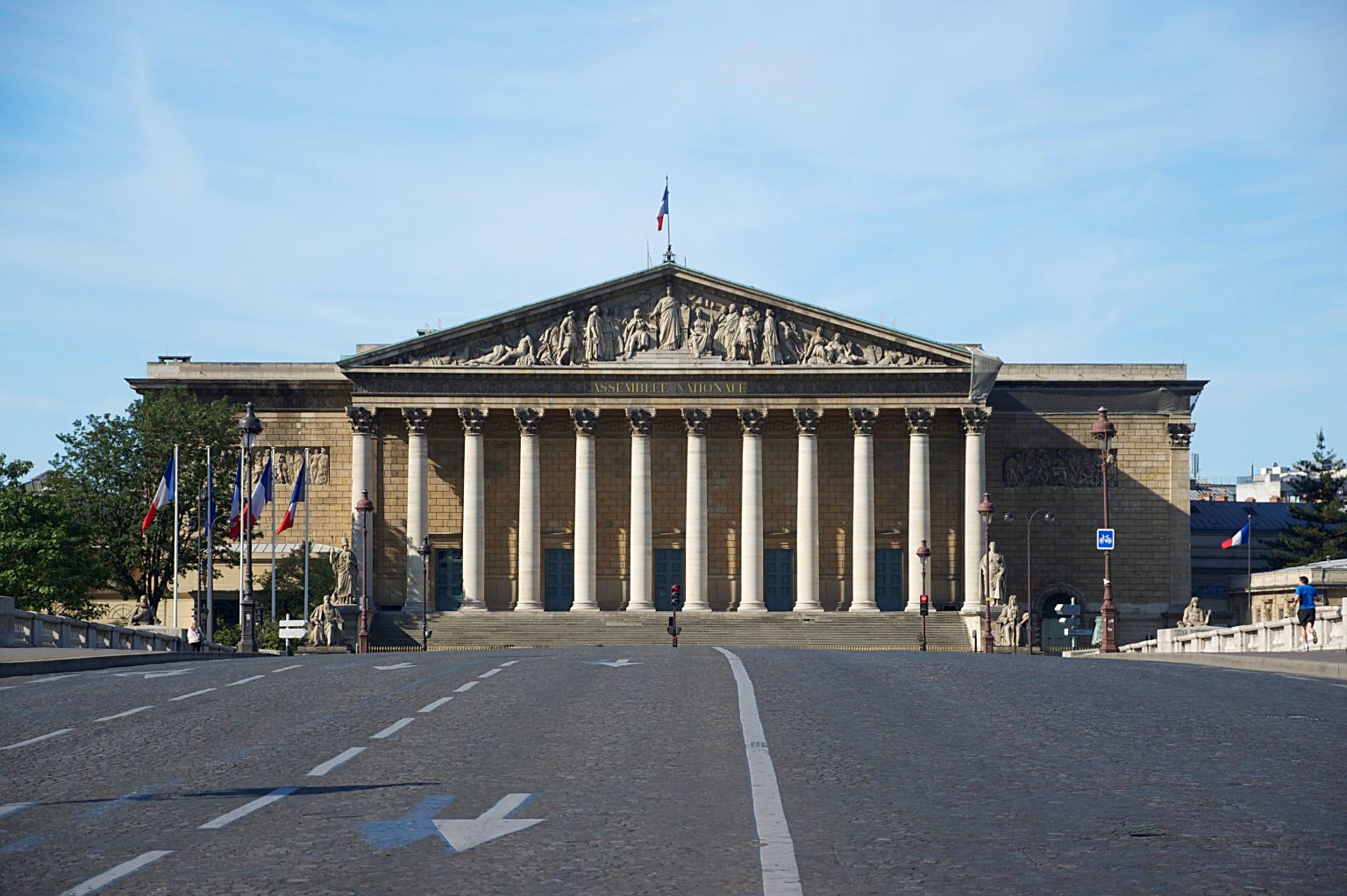 Façade nord du Palais Bourbon côté Seine, colonnade et fronton vus depuis le pont de la Concorde, cadrage paysage large.