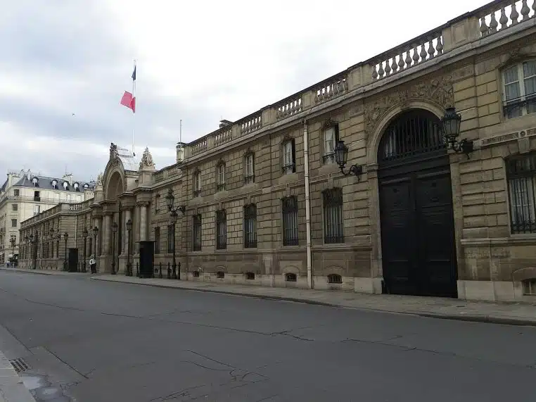 Façade classique du Palais de l’Élysée avec pavés et balustrade.