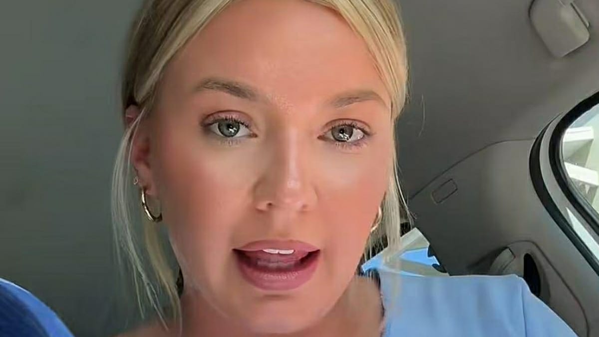 Femme-Papier-Toilette-Dealers