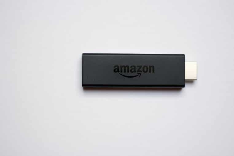 Dongle HDMI de type Fire TV Stick vu de face, connecteur HDMI visible.