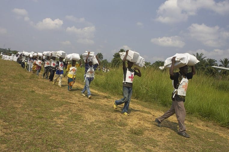 Distribution de sacs de vivres par une équipe du CICR à des familles congolaises lors d’une opération d’aide humanitaire.