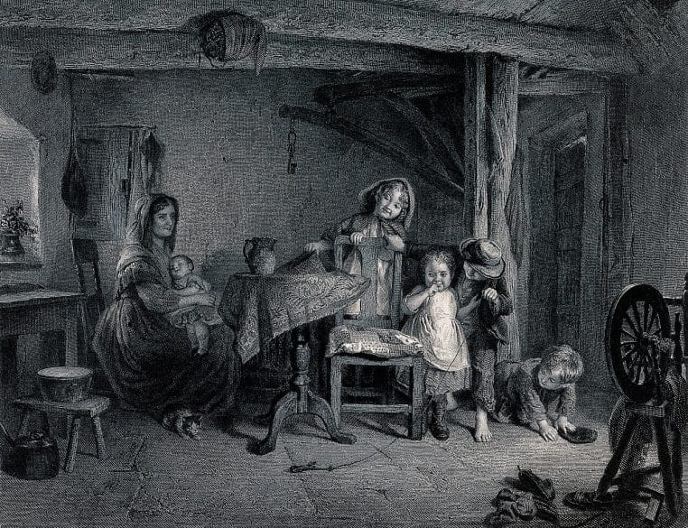 Quatre enfants jouent dans la cuisine sous le regard de leur mère portant un bébé.