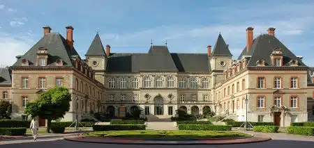 Bâtiment principal de la Cité internationale universitaire à Paris, symbole du logement étudiant lié aux aides au logement.