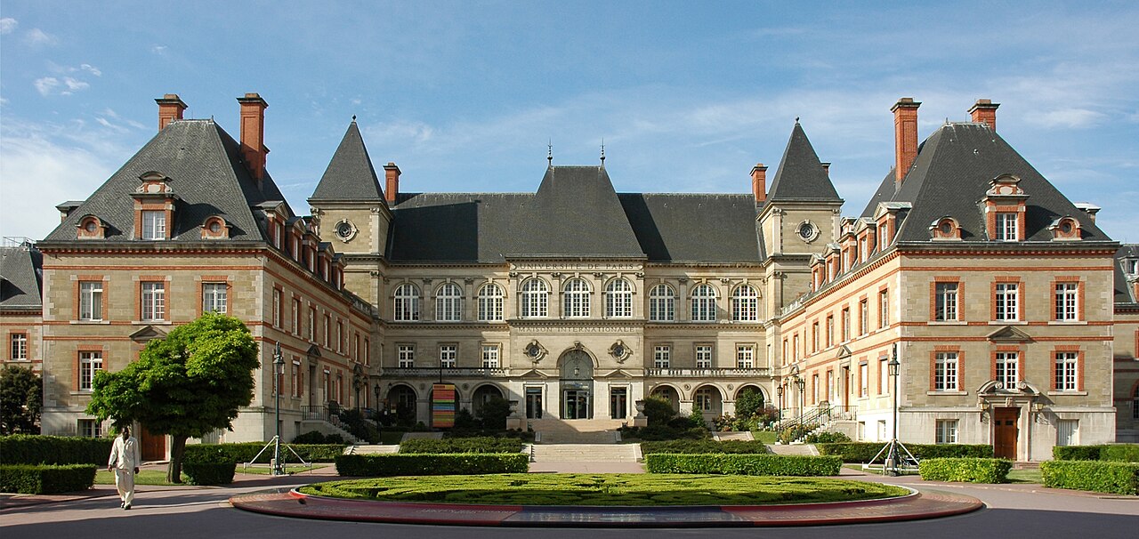 Bâtiment principal de la Cité internationale universitaire à Paris, symbole du logement étudiant lié aux aides au logement.