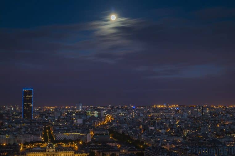 Pleine Lune dans un ciel sombre