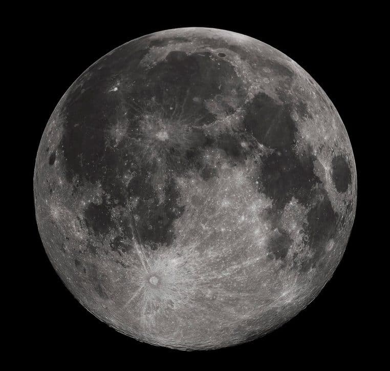 Pleine lune détaillée photographiée en gros plan, surface criblée de cratères, idéale pour illustrer l’intensité émotionnelle d’une semaine sensible.
