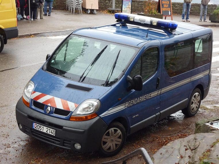 Fourgon Renault Trafic de la Gendarmerie nationale stationné en ville