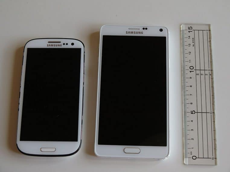 Deux smartphones posés côte à côte sur une table blanche