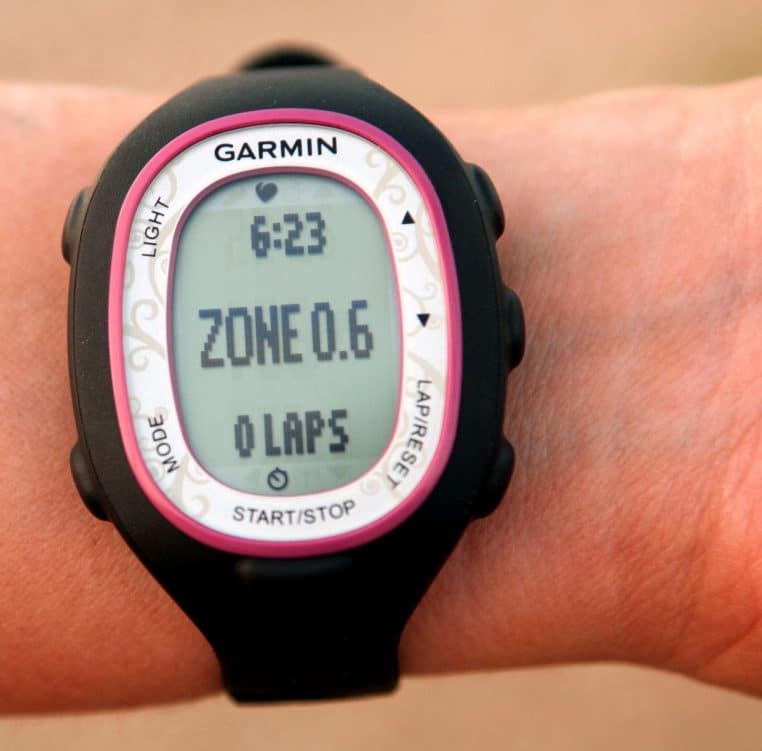 Gros plan sur capteur cardio pour suivre l’effort.