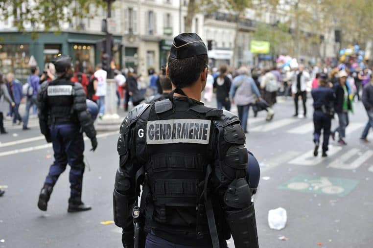 Gendarme mobile en tenue, regard de trois-quarts, en extérieur