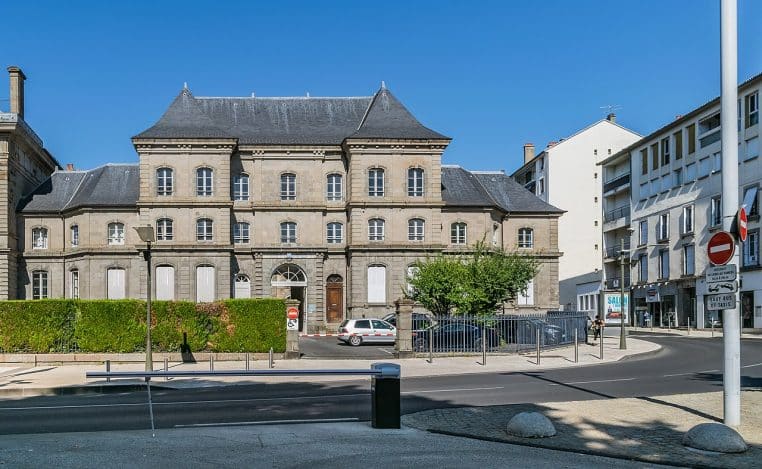 Entrée d’une brigade de gendarmerie avec stationnement.