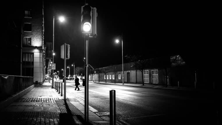 Feu tricolore au vert dans une rue de Dublin, photo en noir et blanc
