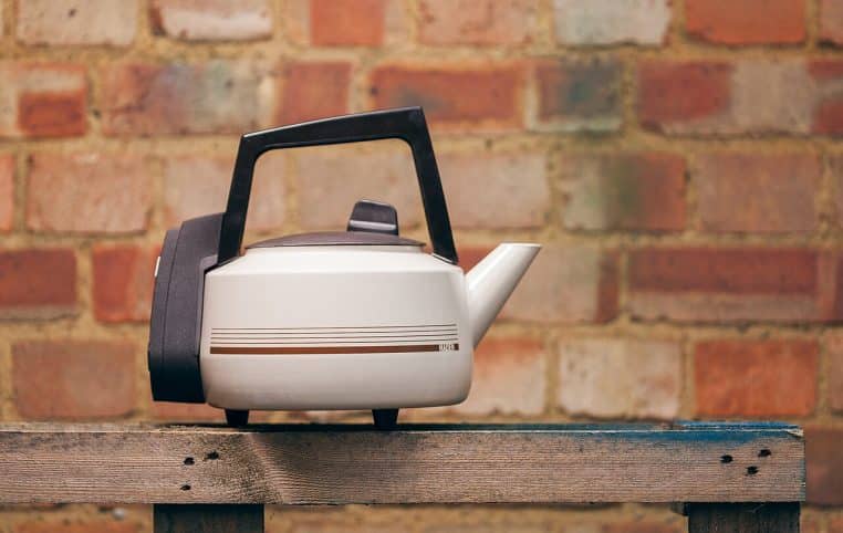 Kettle électrique de style vintage, corps massif et anse robuste, illustrant les appareils dédiés aux boissons chaudes.