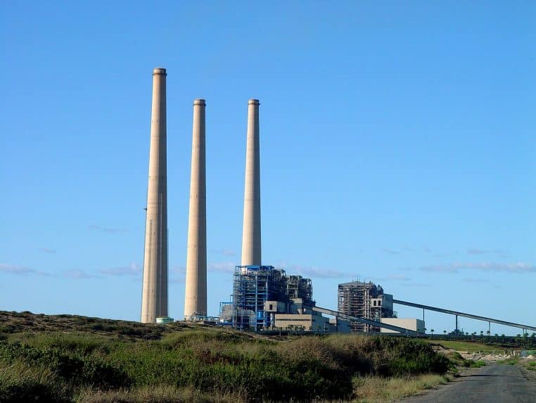 La centrale d’Hadera sur la côte méditerranéenne, dont l’eau plus chaude attire chaque hiver des requins près du rivage, vue générale au large
