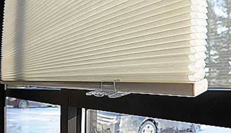 Store nid d’abeille baissé devant une fenêtre, structure alvéolaire isolante