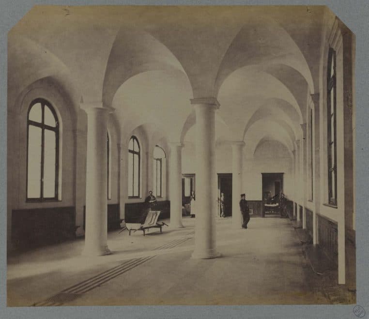 Grande salle voûtée de l’Hôtel-Dieu de Paris, vue d’intérieur avec colonnes et lumière naturelle.
