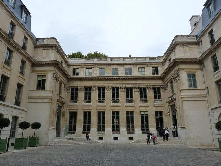 Cour d’honneur et façade néoclassique de l’Hôtel de Rochechouart à Paris