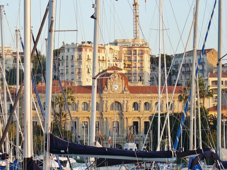 Détail architectural de l’hôtel de ville de Cannes.