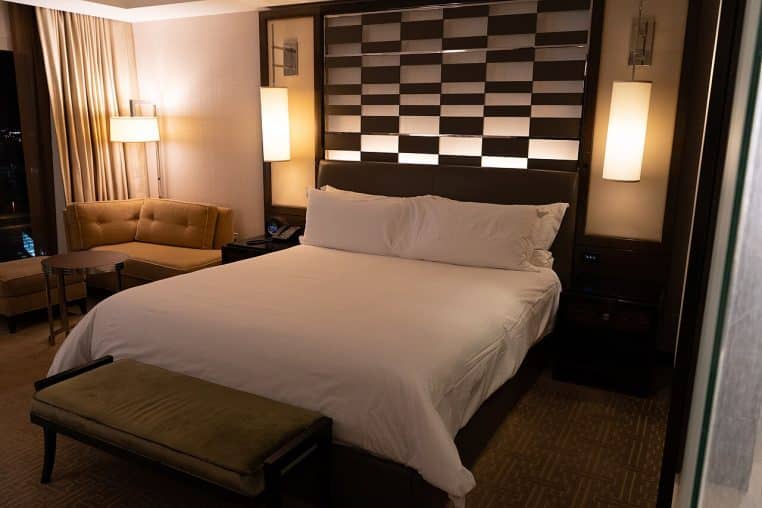 Grand lit d’hôtel contemporain avec jeté décoratif