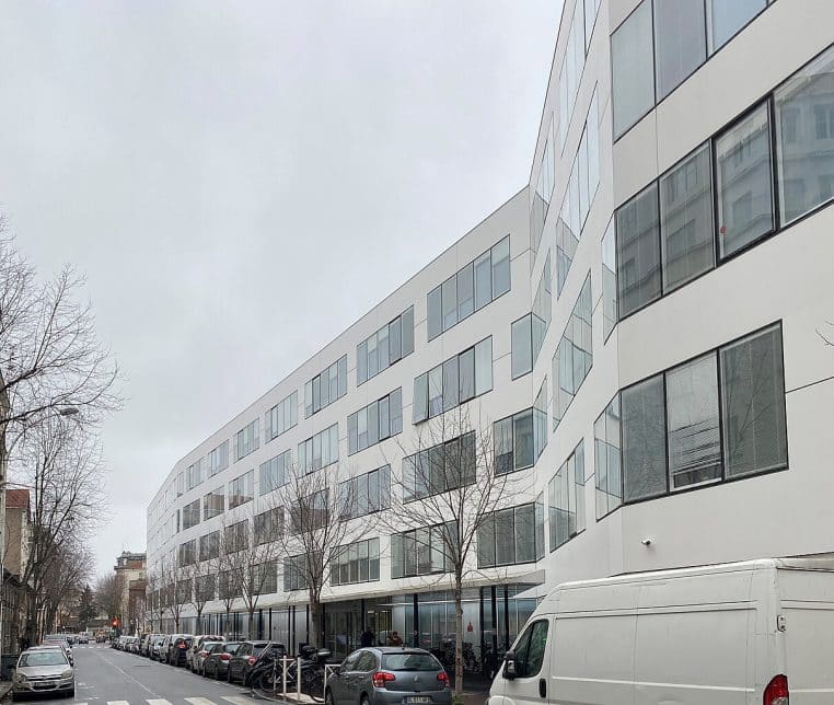 Façade de l’immeuble « Le White » à Montrouge, siège de l’Insee, référence pour les statistiques d’écarts de rémunération.