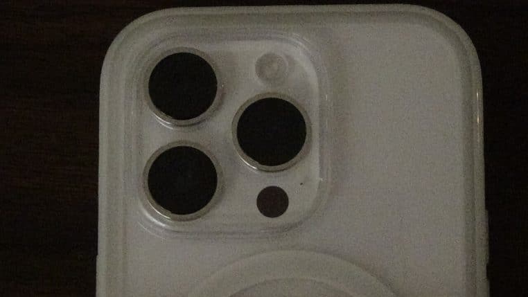 Dos d’iPhone 14 Pro avec îlot photo.