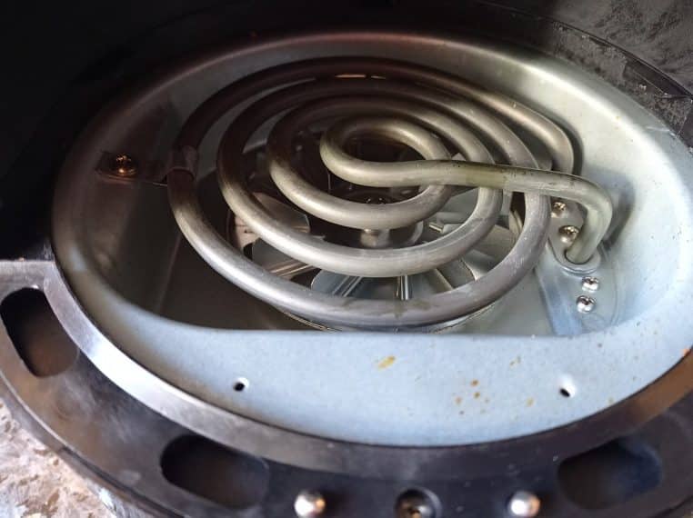 Vue intérieure d’une friteuse à air Tower montrant la cuve et les grilles, prête pour une cuisson croustillante sans excès de matière grasse.