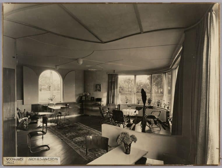 Salon des années 1930 avec bois apparent et lignes simples, rappelant l’attrait durable des matières intemporelles.