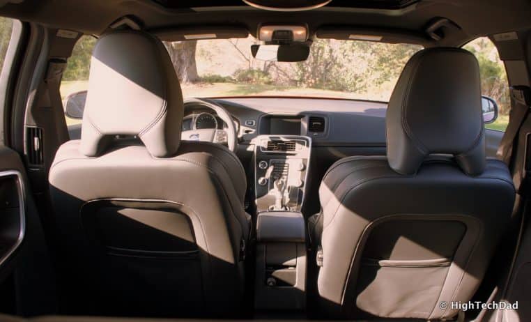 Vue avant de l’habitacle d’une Volvo V60 depuis la banquette arrière