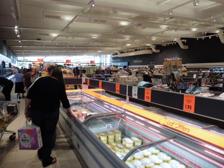 Allée d’un Lidl récemment ouvert, éclairage LED et signalétique