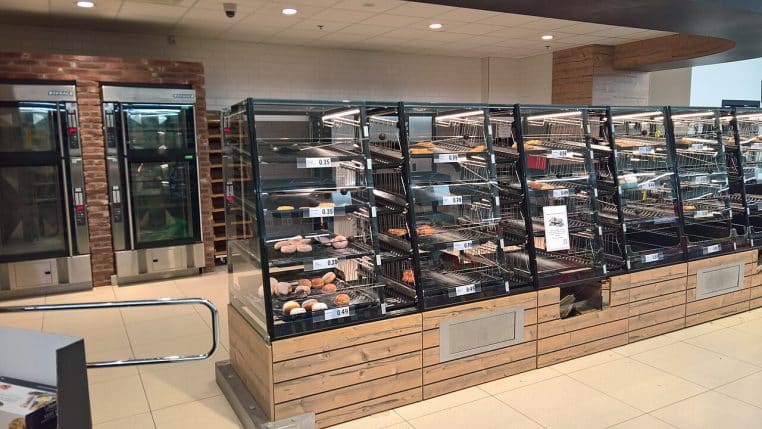 Vue large d’un Lidl avec chariots et rayonnages lumineux