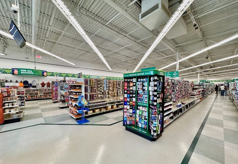 Intérieur lumineux d’un magasin discount avec rayons chargés.