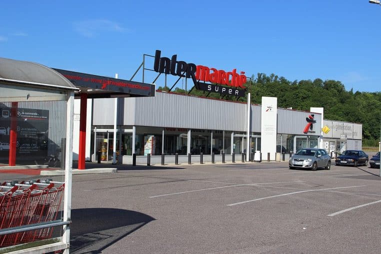 Façade et parking d’un Intermarché, format supermarché régional, vue d’ensemble claire des accès et services.