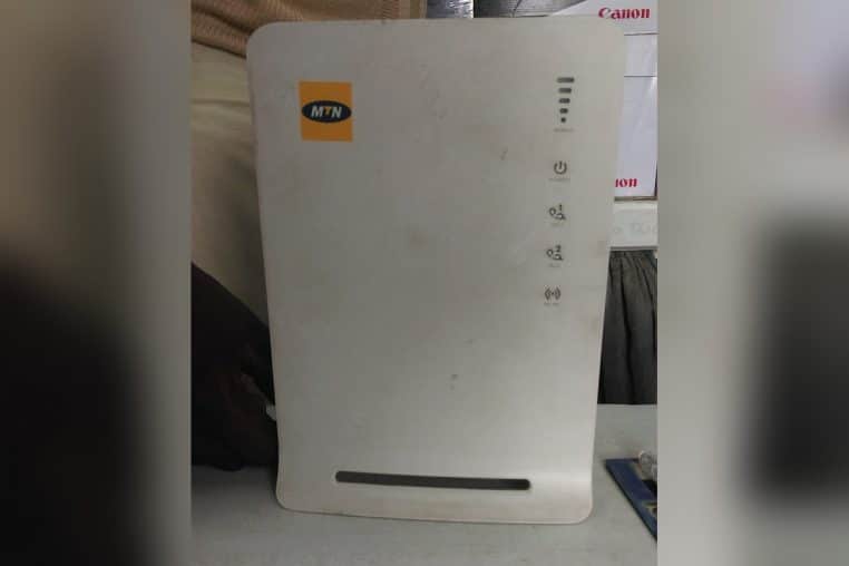 Boîtier d’accès Wi-Fi posé sur un meuble.