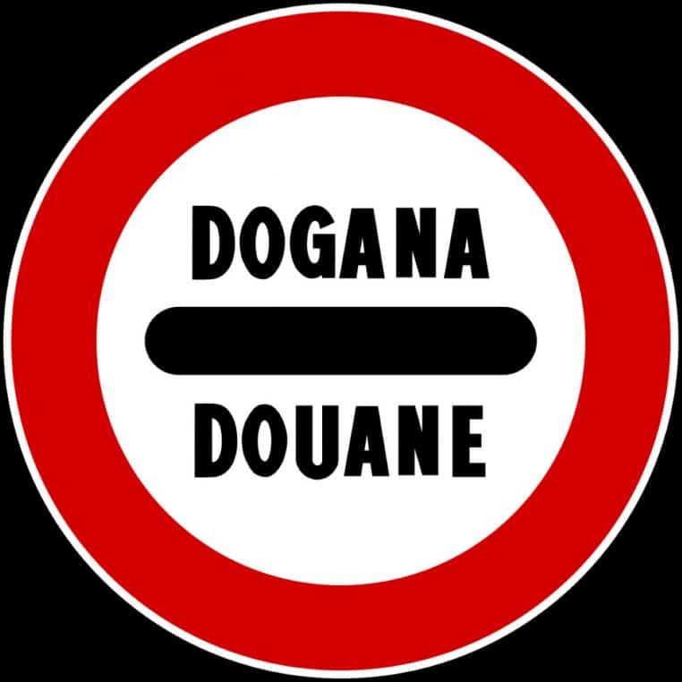 Panneau routier italien indiquant un contrôle douanier.