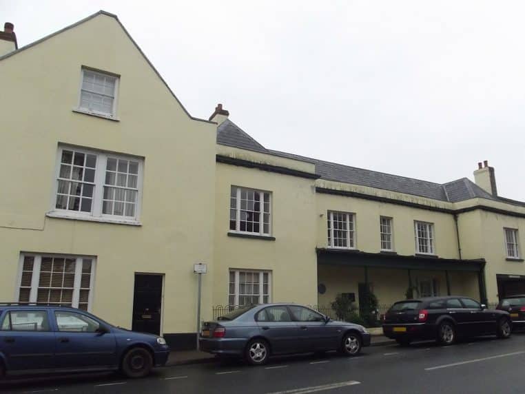 Intérieur patrimonial avec manteau de cheminée sculpté