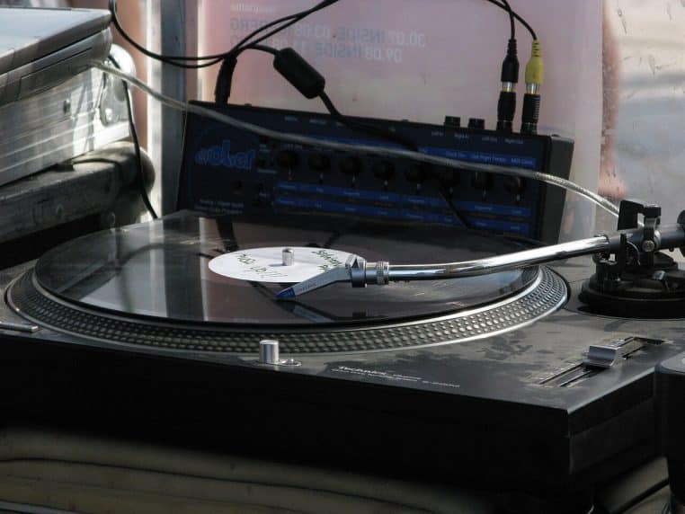Platine vinyle en extérieur lors d’un festival