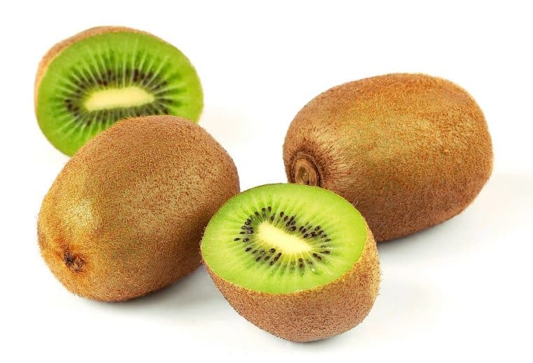 Kiwi entier et demi-kiwi, gros plan
