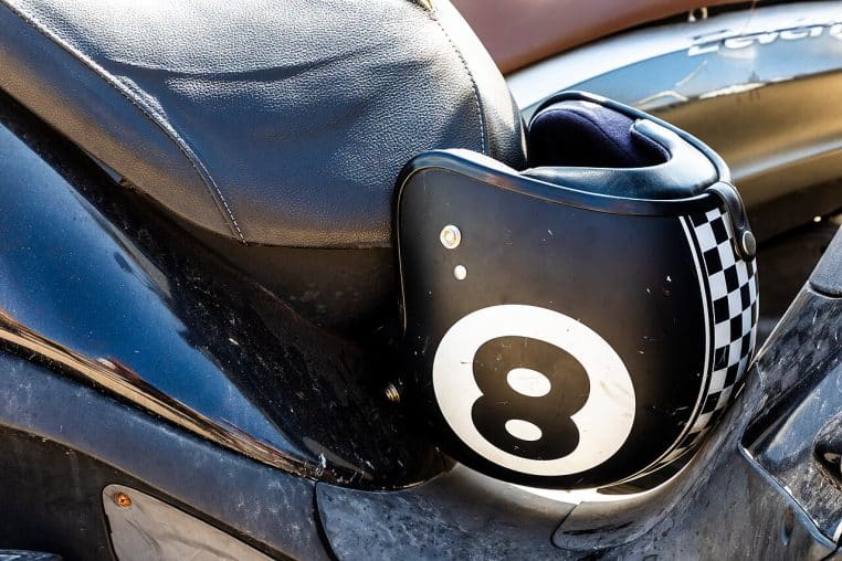 Scooter garé avec casque accroché au guidon