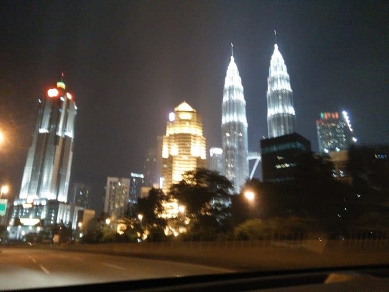 Avenue de Kuala Lumpur la nuit, circulation et éclairage urbain.