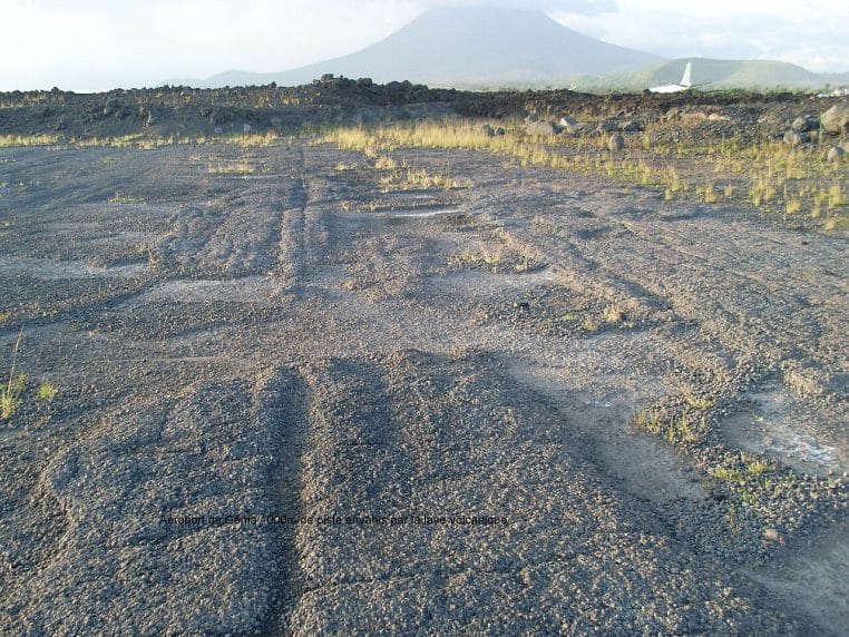 mage de la piste de l’aéroport de Goma partiellement recouverte par de la lave, rappelant la vulnérabilité des infrastructures locales.