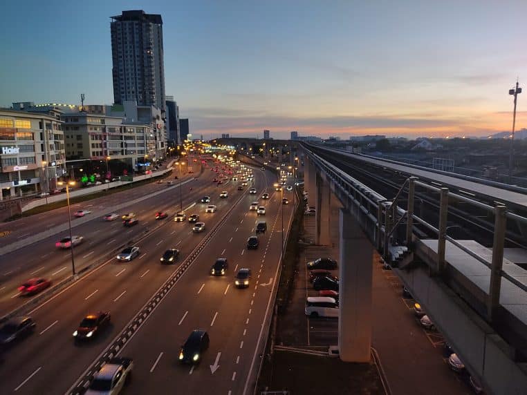 Échangeur de l’autoroute LDP à Puchong illuminé la nuit.