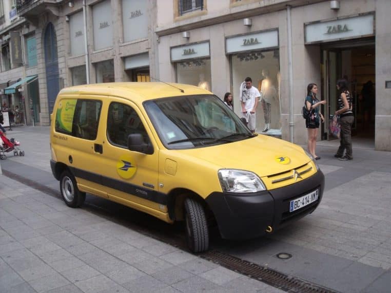 Fourgon La Poste Citroën Berlingo stationné à Lyon