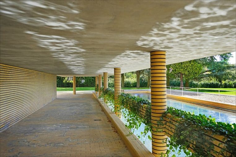 Piscine et façades modernistes alignées