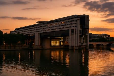 Bercy au crépuscule, reflet doré sur la Seine devant le ministère de l’Économie et des Finances.