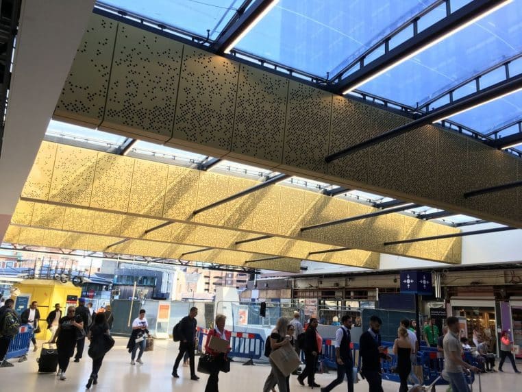 : Entrée et concourse sud de la gare de Leeds, vue large, circulation des passagers en journée.