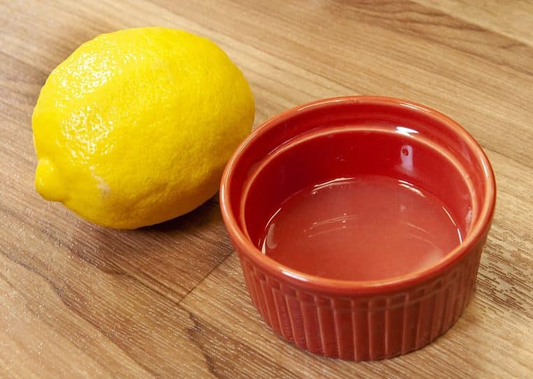 Assiette avec quartiers de citron et filet d’huile d’olive.