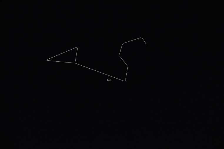 Constellation du Lion dans un ciel noir, étoiles reliées