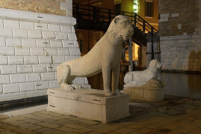Statues de lions à l’Arsenal de Venise, éclairage nocturne