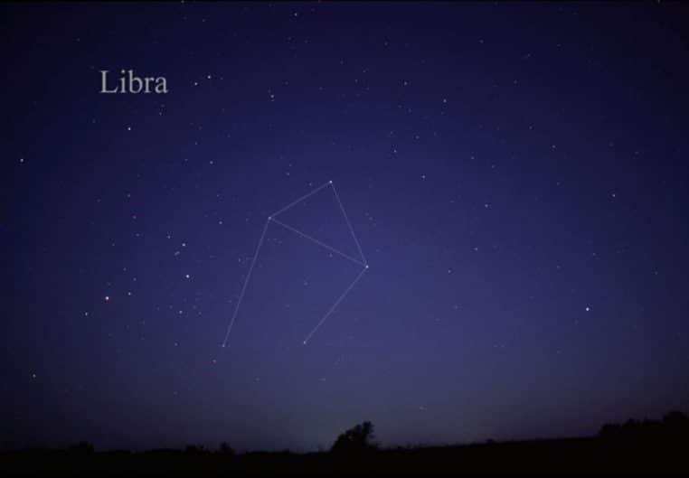 Constellation de la Balance photographiée dans un ciel nocturne